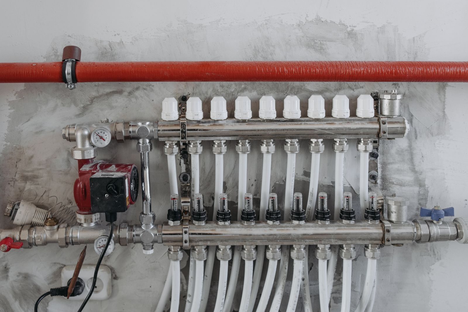 Plumbing manifold with distribution lines and a circulation pump